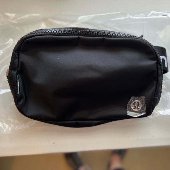 NWT Lululemon Everywhere Belt Bag Black/White Wordmark New - Picture 7 of 10